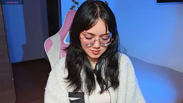 Snapshot of suzumi__ chatting on 01.24.25 suzumi online show from 01.24.25