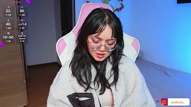 Snapshot of suzumi__ chatting on 01.24.25 suzumi online show from 01.24.25