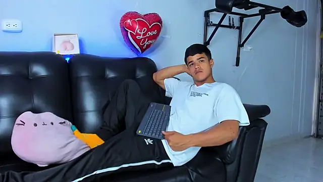 Snapshot of Rob_saenz_ chatting on 02.13.25 Rob saenz online show from 02.13.25
