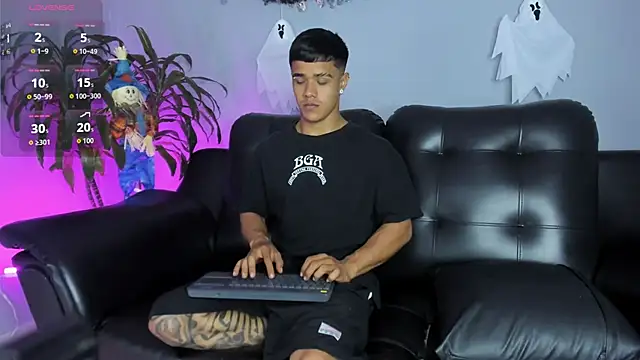 Snapshot of Rob_saenz_ chatting on 10.23.25 Rob saenz online show from 10.23.25
