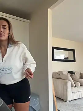 UKSYDNEYFOX online show from 02.26.25