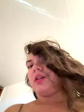 Snapshot of eva_y_marcelo chatting on 11.22.25 eva y marcelo online show from 11.22.25