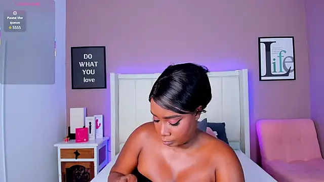 Britanymooree online show from 11.12.25