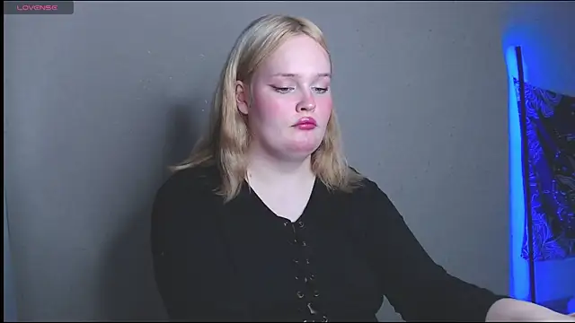 Snapshot of rozzhaos8 chatting on 11.11.25 rozzhaos8 online show from 11.11.25