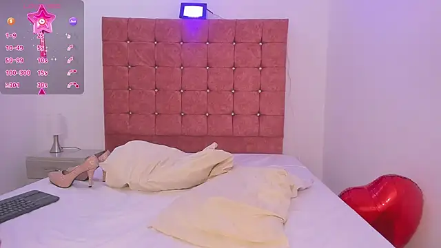 Snapshot of ice_queen_ chatting on 02.13.25 ice queen  online show from 02.13.25