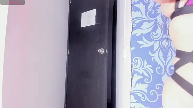 Snapshot of ice_queen_ chatting on 10.12.25 ice queen  online show from 10.12.25