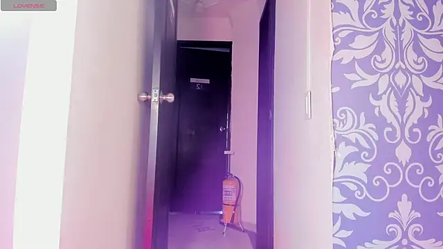 Snapshot of ice_queen_ chatting on 10.12.25 ice queen  online show from 10.12.25