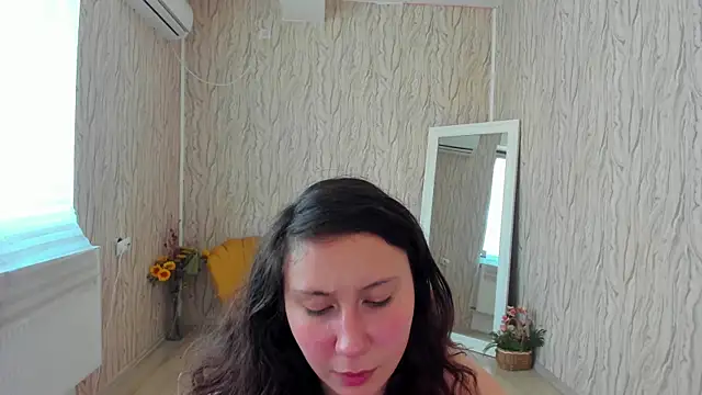 Snapshot of AishaRouhi chatting on 01.08.25 AishaRouhi online show from 01.08.25