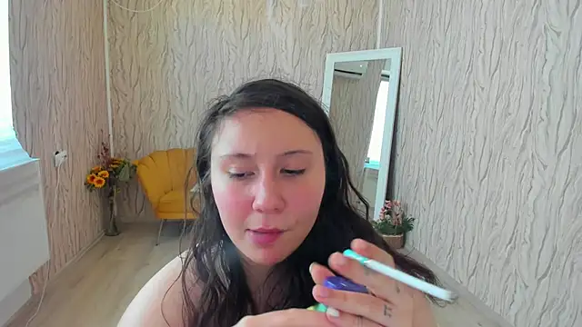Snapshot of AishaRouhi chatting on 01.09.25 AishaRouhi online show from 01.09.25