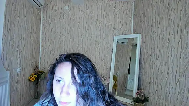 Snapshot of AishaRouhi chatting on 01.11.25 AishaRouhi online show from 01.11.25