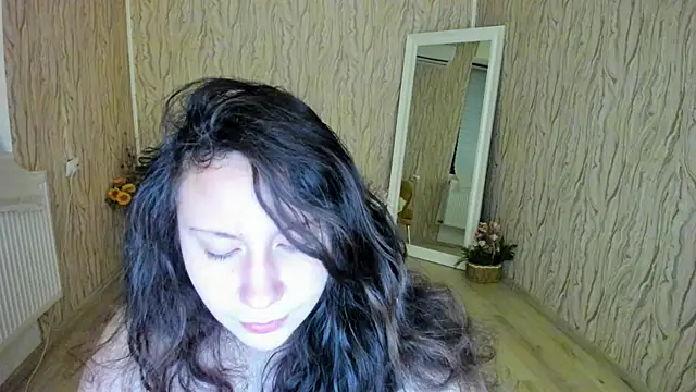 Snapshot of AishaRouhi chatting on 01.12.25 AishaRouhi online show from 01.12.25