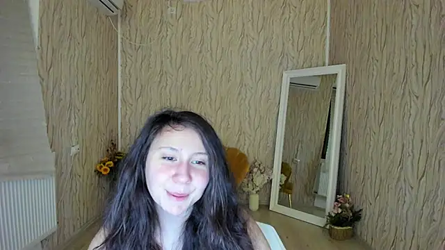 Snapshot of AishaRouhi chatting on 01.19.25 AishaRouhi online show from 01.19.25