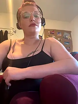 Snapshot of Lalalynn chatting on 11.13.25 Lalalynn online show from 11.13.25