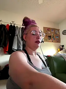 Snapshot of Lalalynn chatting on 12.04.25 Lalalynn online show from 12.04.25