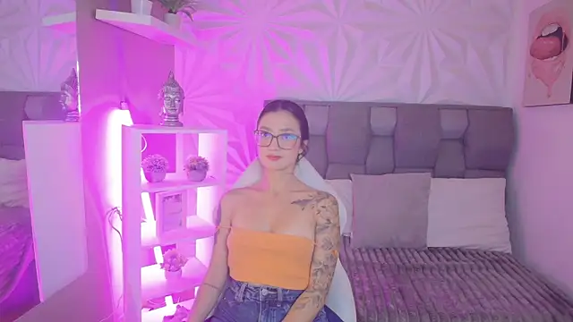 Snapshot of mariiana-diaz chatting on 03.21.26 mariiana-diaz online show from 03.21.26