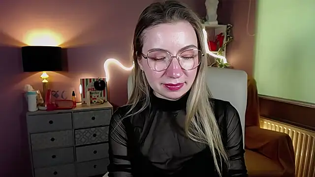 Snapshot of Mia_Tasty chatting on 03.21.25 Mia Tasty online show from 03.21.25