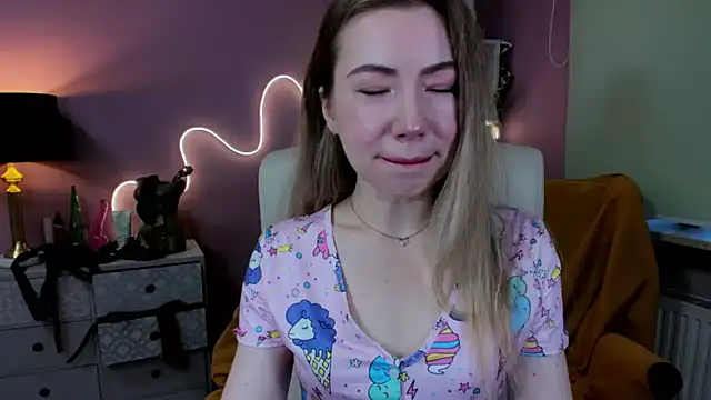 Snapshot of Mia_Tasty chatting on 10.03.25 Mia Tasty online show from 10.03.25