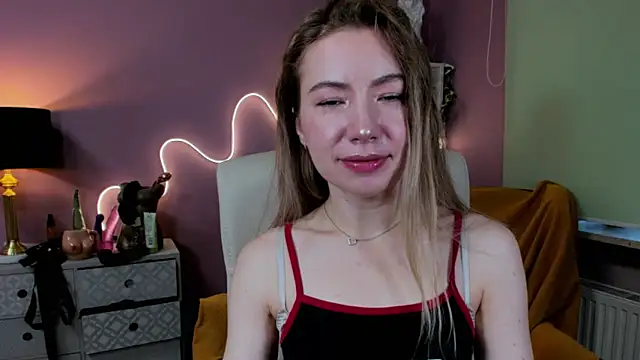 Snapshot of Mia_Tasty chatting on 10.16.25 Mia Tasty online show from 10.16.25