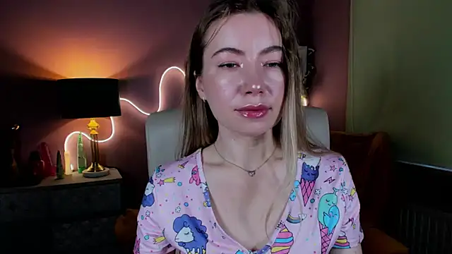 Snapshot of Mia_Tasty chatting on 10.25.25 Mia Tasty online show from 10.25.25