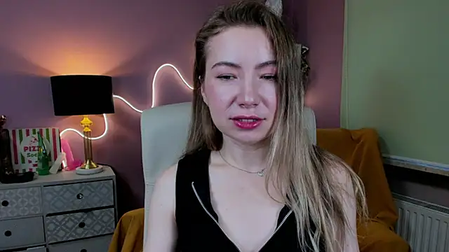 Snapshot of Mia_Tasty chatting on 11.27.25 Mia Tasty online show from 11.27.25