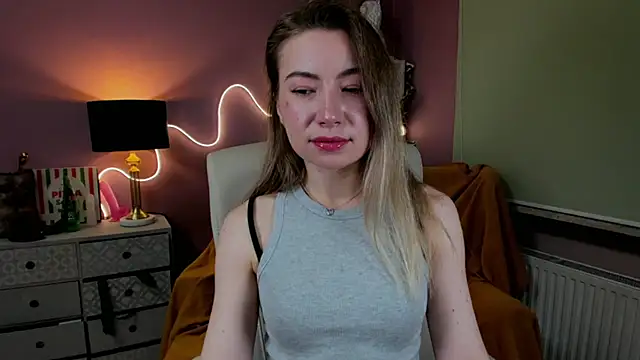 Snapshot of Mia_Tasty chatting on 12.17.25 Mia Tasty online show from 12.17.25