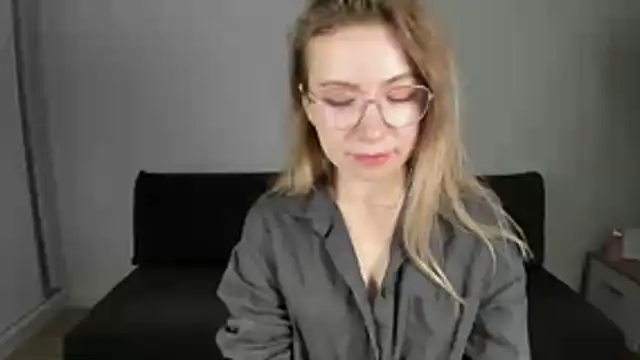 Snapshot of Mia_Tasty chatting on 12.21.25 Mia Tasty online show from 12.21.25