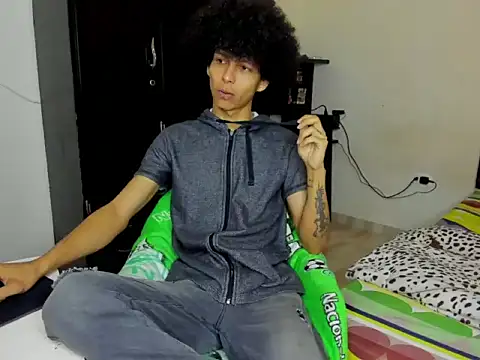 Snapshot of cardrey05 chatting on 10.10.25 cardrey05 online show from 10.10.25