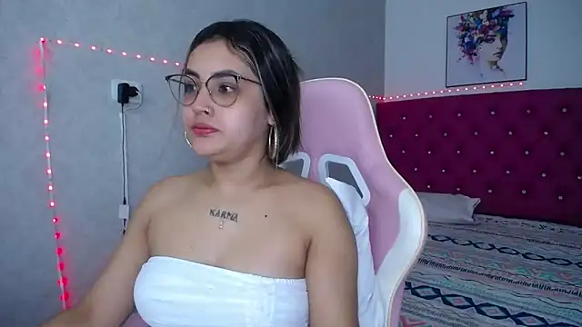 Snapshot of antonella_sweetlittle chatting on 05.06.26 antonella sweetlittle online show from 05.06.26