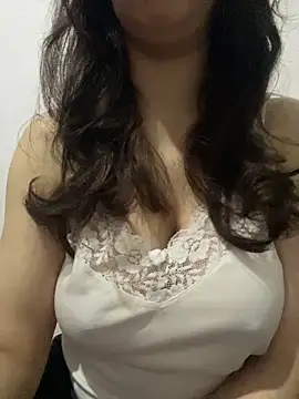 Snapshot of farah-36 chatting on 05.15.26 farah-36 online show from 05.15.26