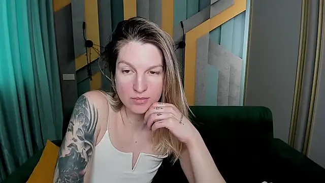 EmilyWalkeri online show from 04.09.26