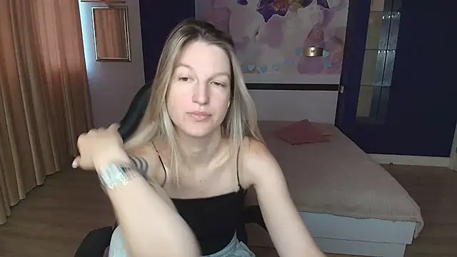 Snapshot of EmilyWalkeri chatting on 07.21.26 EmilyWalkeri online show from 07.21.26