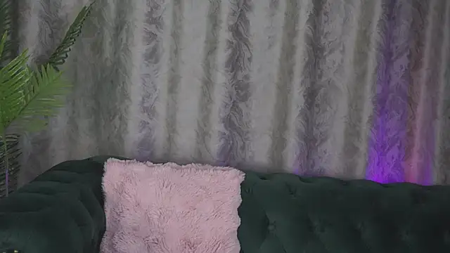 FoxieJullia online show from 03.10.25