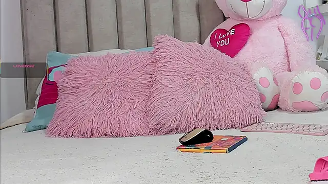 Snapshot of Queen_Antonella_Oficial chatting on 10.24.25 Queen Antonella Oficial online show from 10.24.25