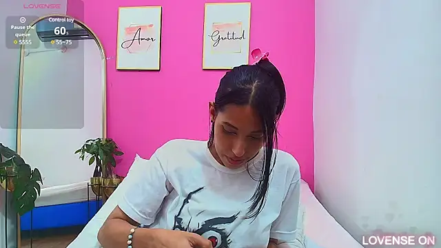 Snapshot of yourcuteneighbourr chatting on 03.11.25 yourcuteneighbourr online show from 03.11.25