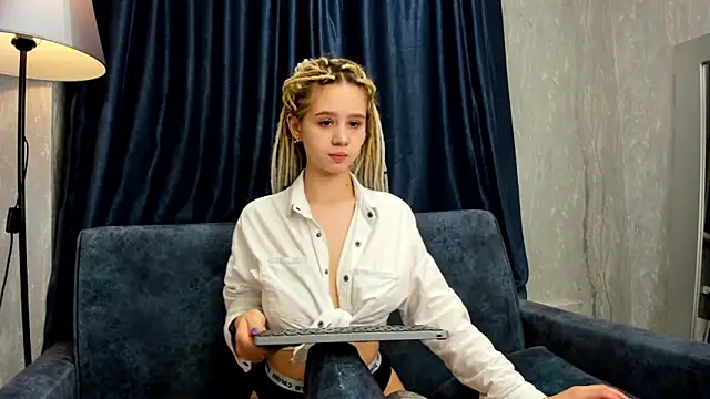 Valerie Woods online show from 01.04.25