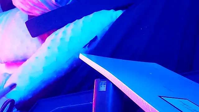 gurlnips online show from 09.09.25