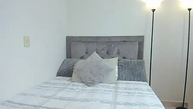 Snapshot of DarlinJones chatting on 12.27.24 DarlinJones online show from 12.27.24