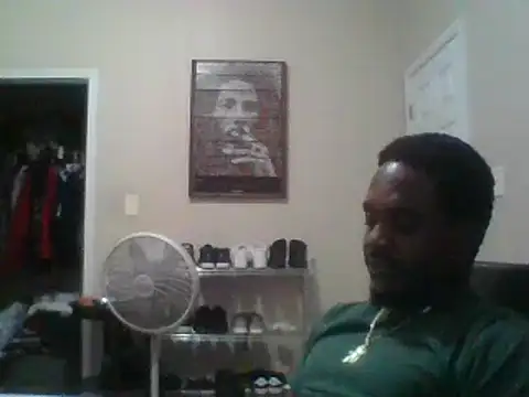 Snapshot of Hugedick0071 chatting on 12.25.24 Hugedick0071 online show from 12.25.24