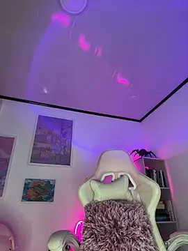 Snapshot of Tsuki-moon chatting on 11.15.25 Tsuki-moon online show from 11.15.25