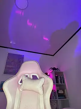 Snapshot of Tsuki-moon chatting on 11.23.25 Tsuki-moon online show from 11.23.25