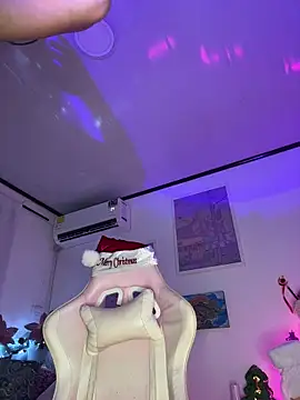 Snapshot of Tsuki-moon chatting on 12.04.25 Tsuki-moon online show from 12.04.25