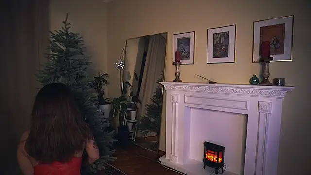 Snapshot of Leona_Mell chatting on 12.16.24 Leona Mell online show from 12.16.24