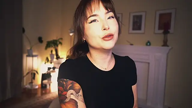 Snapshot of Leona_Mell chatting on 01.04.25 Leona Mell online show from 01.04.25