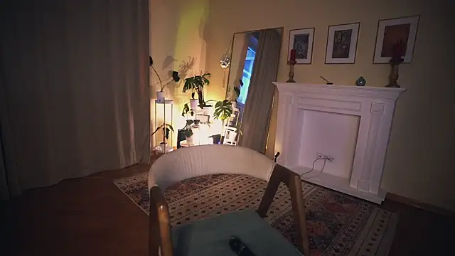 Snapshot of Leona_Mell chatting on 01.05.25 Leona Mell online show from 01.05.25