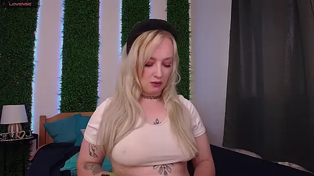 Snapshot of Nicole__Aniston_ chatting on 09.28.25 Nicole Aniston online show from 09.28.25