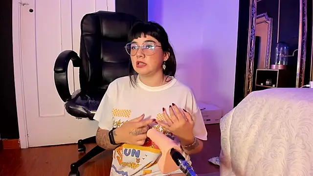 Snapshot of JeyLee chatting on 03.10.25 JeyLee online show from 03.10.25