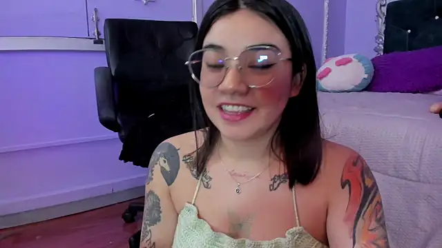 Snapshot of JeyLee chatting on 10.23.25 JeyLee online show from 10.23.25