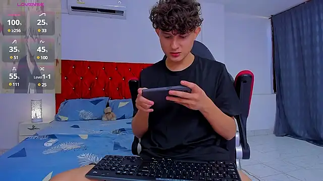 Snapshot of Nathan_Bluee chatting on 12.18.24 Nathan Bluee online show from 12.18.24