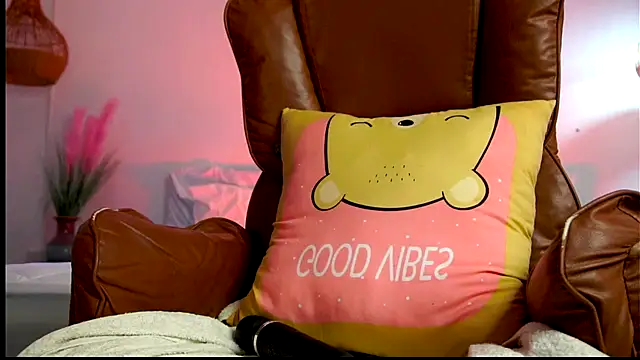 Snapshot of Avrilmoon chatting on 01.06.26 Avrilmoon online show from 01.06.26