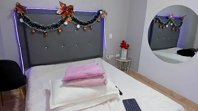 Snapshot of emma_lye chatting on 12.21.24 emma lye online show from 12.21.24